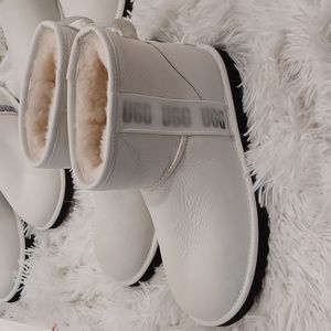 UGG® Classic Mini Side UGG Logo Boot White Leather Women’s Size 9